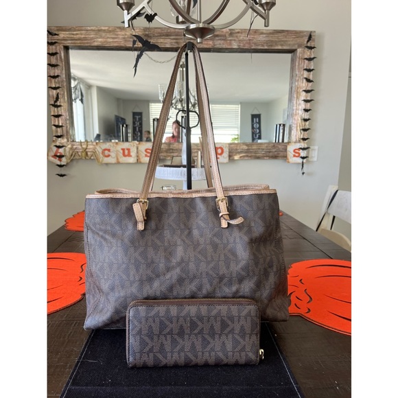 Michael Kors Logo Set - Picture 3 of 11